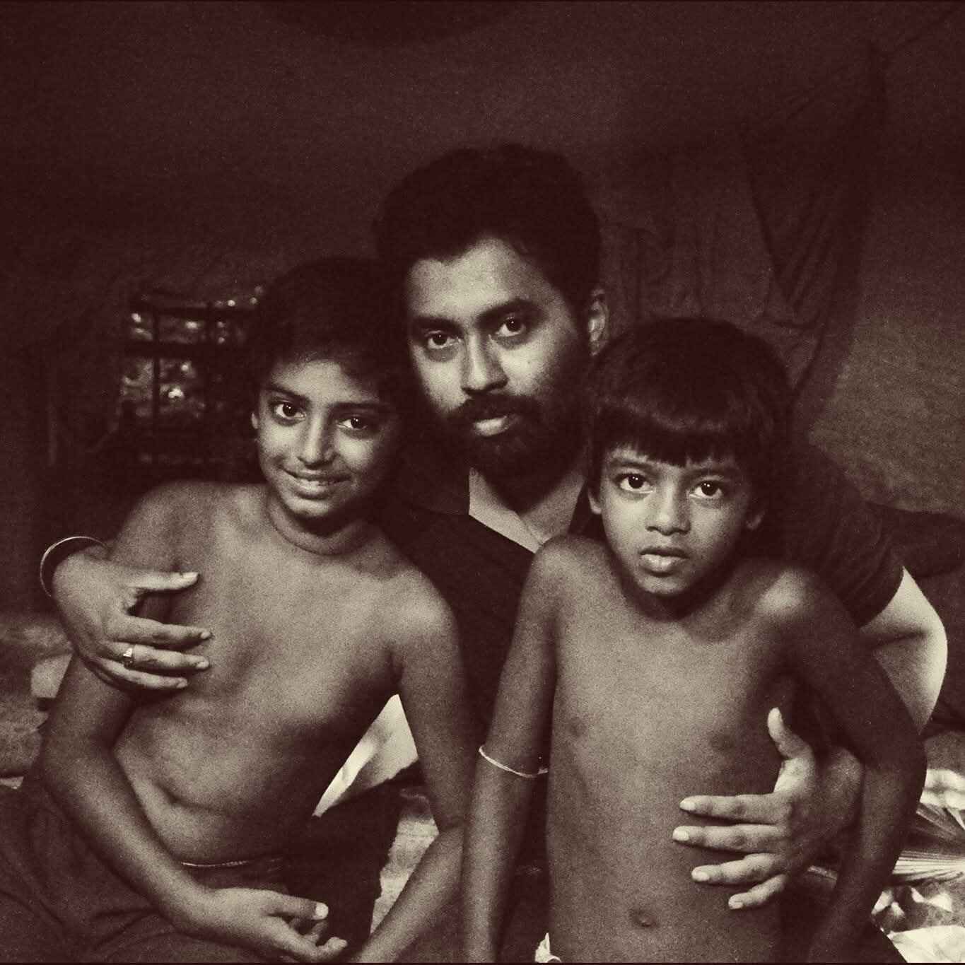 ‘সহজপাঠের গপ্পো’তে দুই শিশুশিল্পী সামিউল ইসলাম, নূর ইসলামকে নিয়ে পরিচালক মানসমুকুল পাল।