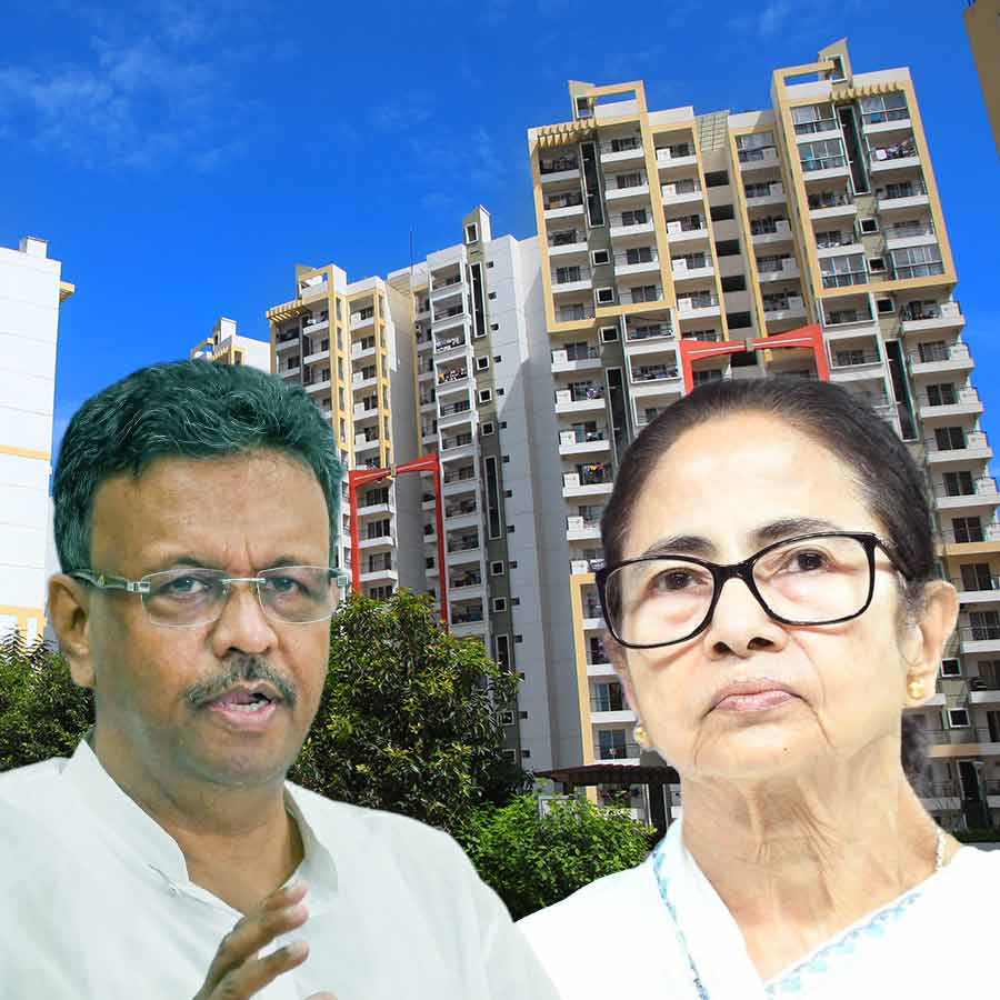 Mamata Banerjee calls Firhad Hakim during meeting with Highrise apartment dwellers regarding Election Commission order dgtl