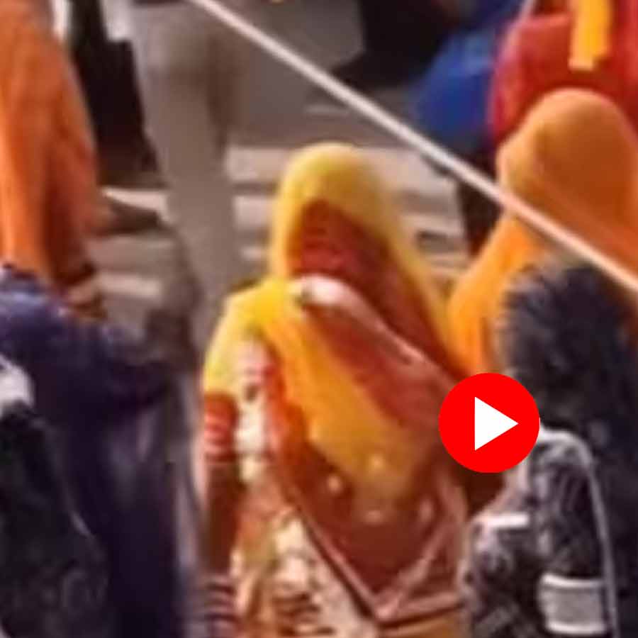 Video shows some woman drinking beer in wedding procession in a bizarre way