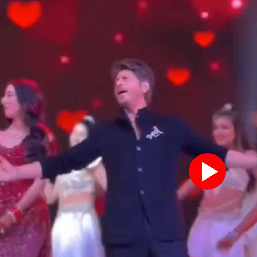 Video shows bride feel shy to dance with Shah Rukh Khan and refuses his hand