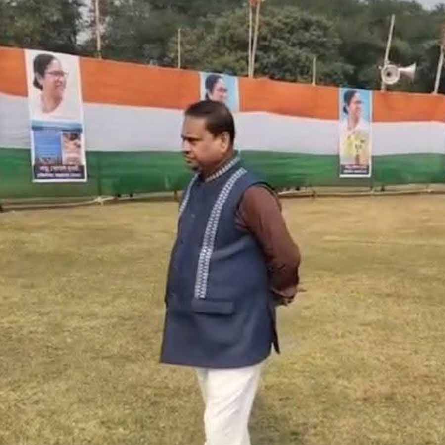 সাসপেন্ড হওয়ার খবর পেয়ে বহরমপুরে মুখ্যমন্ত্রী মমতা বন্দ্যোপাধ্যায়ের সভাস্থল থেকে বেরিয়ে যাচ্ছেন হুমায়ুন। বৃহস্পতিবার।