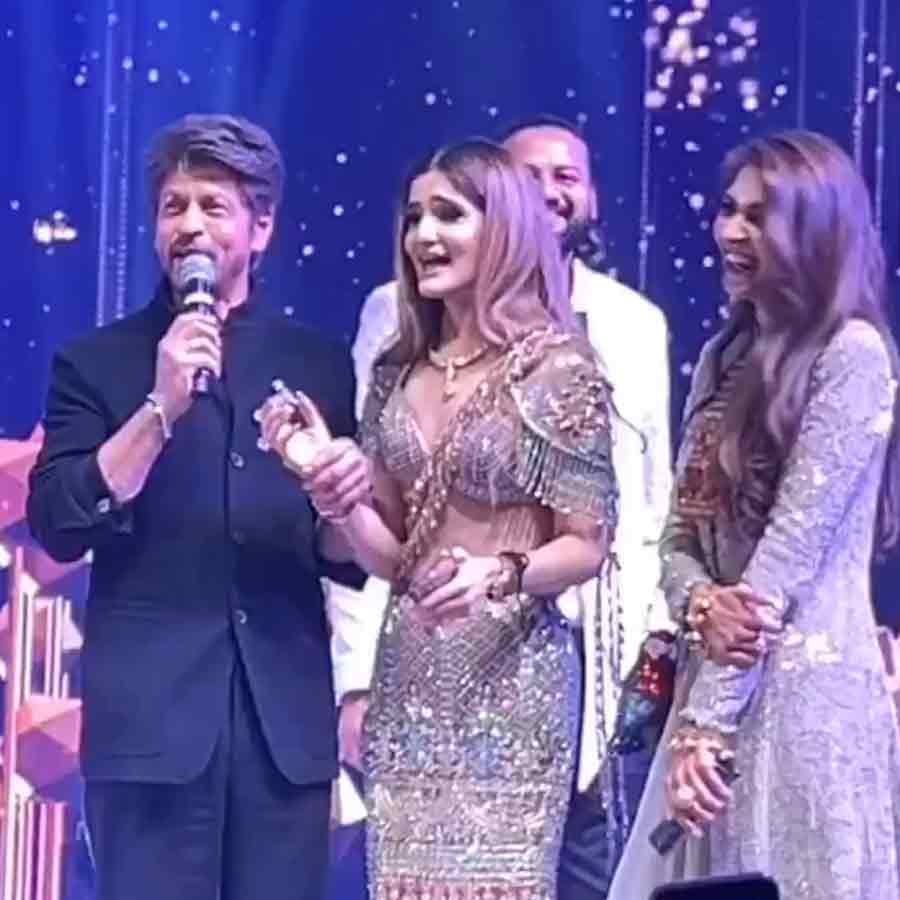 Shah Rukh Khan asked to say Zubaan Kesari While he is attended a wedding in delhi dgtl