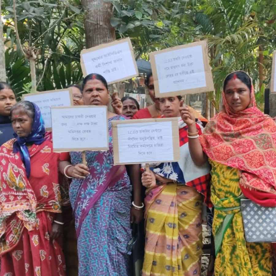 One woman in hasnabad escaped after allegedly cheated people by promising job in anganwadi dgtld