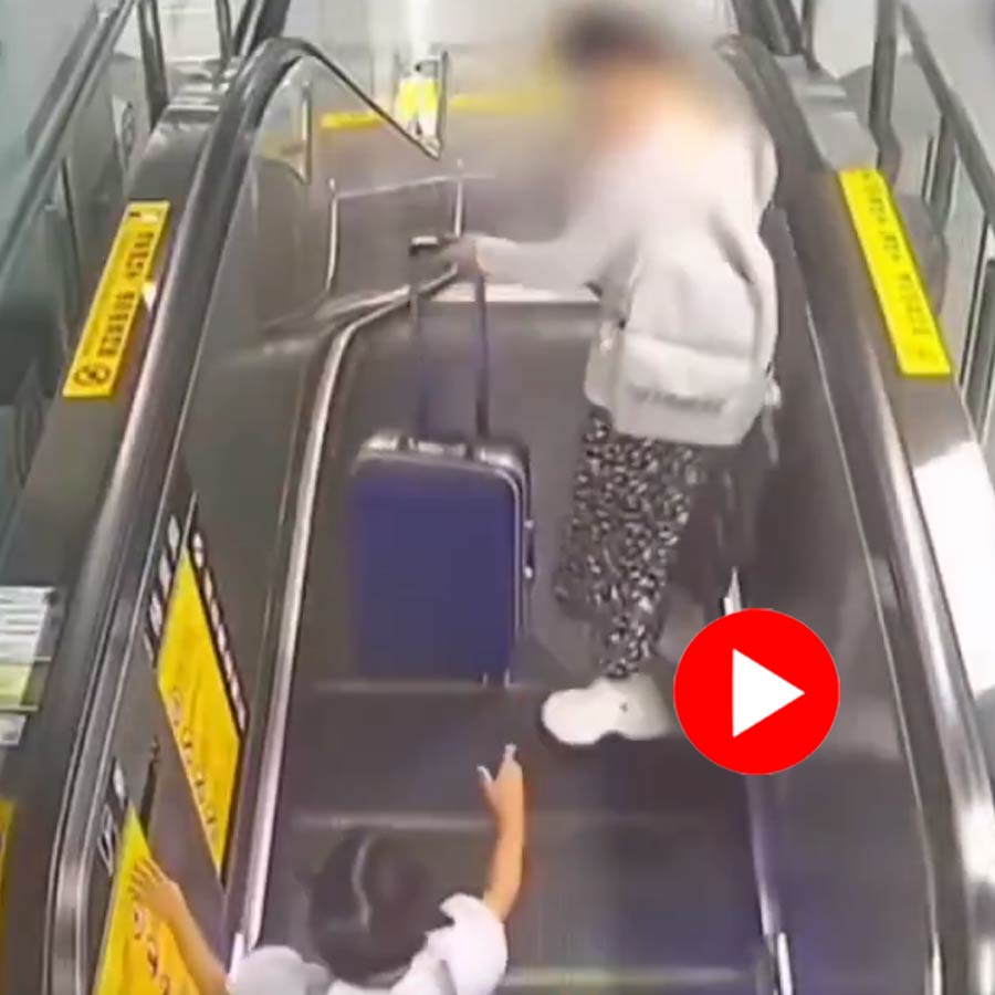 Video shows daughter stuck in escalator as mother busy with shopping bad
