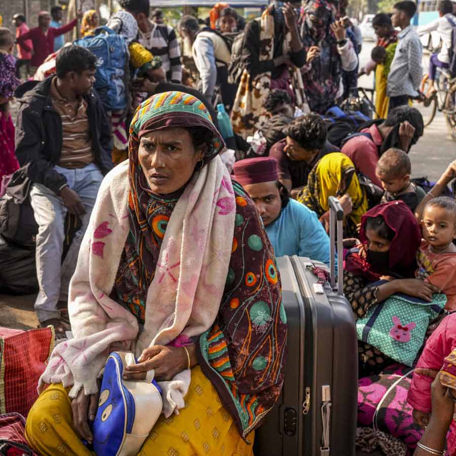 হাকিমপুরের কাছে সীমান্তে বাংলাদেশে ফেরার অপেক্ষায় মানুষজন।