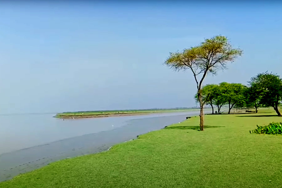 বাগনানের কাছে বেনাপুর চর শীতে ঘোরার জন্য আদর্শ।