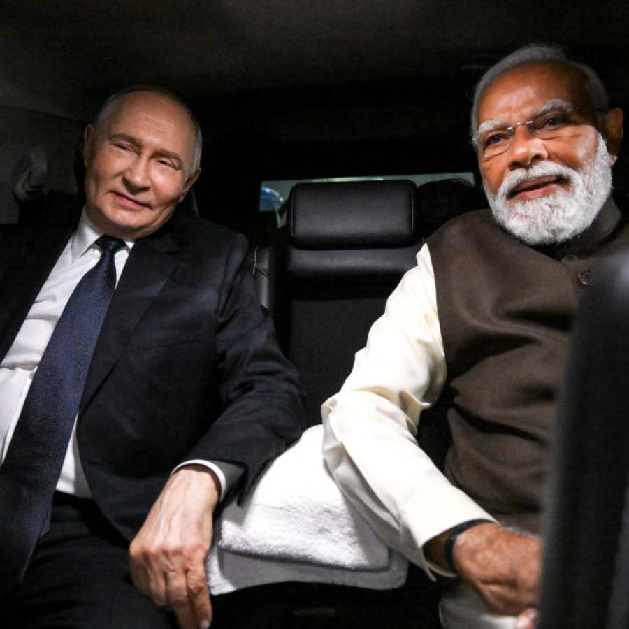 (বাঁ দিকে) ভ্লাদিমির পুতিন এবং নরেন্দ্র মোদী (ডান দিকে)।