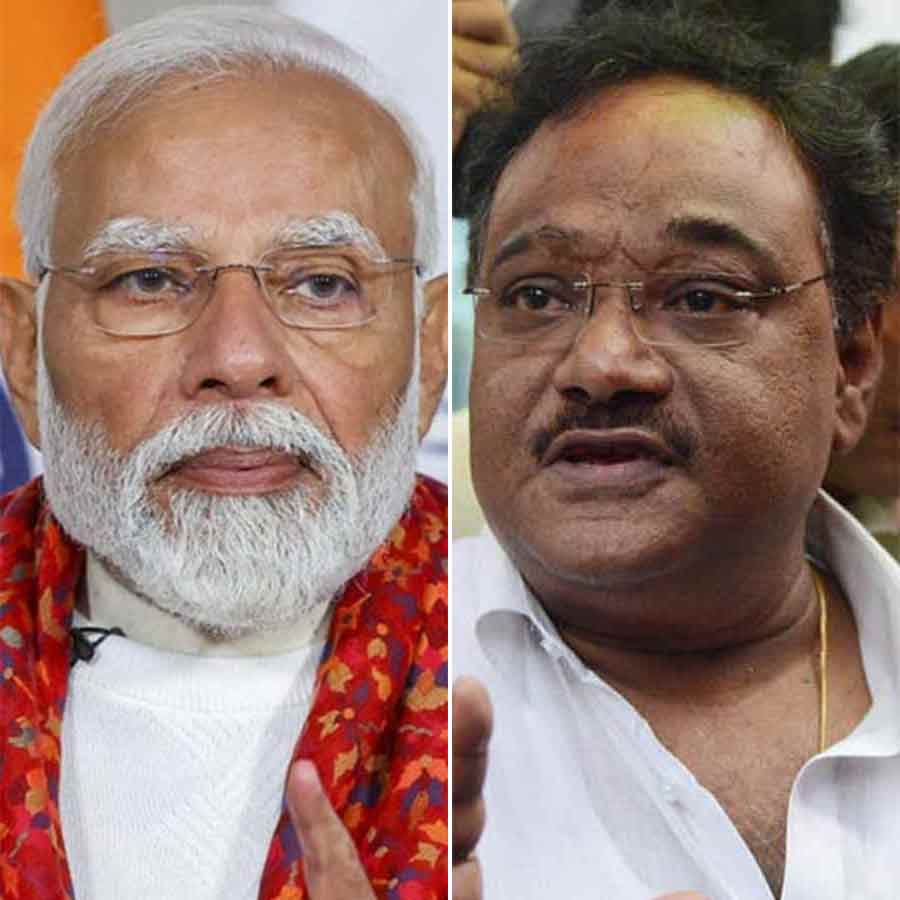 (বাঁ দিকে) নরেন্দ্র মোদী, শমীক ভট্টাচার্য (ডান দিকে)।