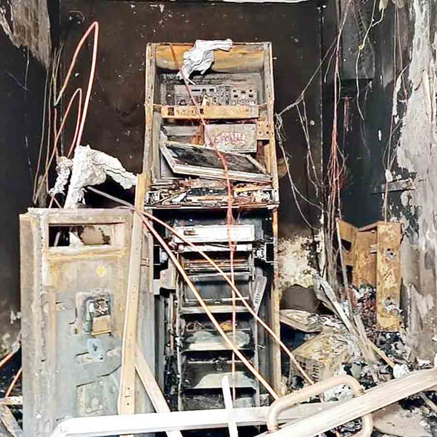 ভস্মীভূত: পোড়া এটিএম। বৃহস্পতিবার, বাঁকড়ায়।