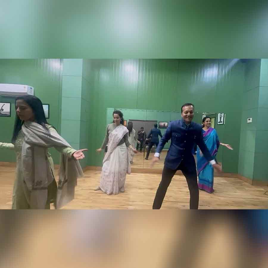 বিরোধীতা ভুলে একসঙ্গে মহুয়া মৈত্র, নবীন জিন্দল, কঙ্গনা রানাউত এবং সুপ্রিয়া সুলে।