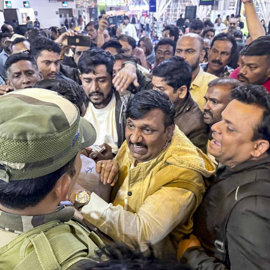 ইন্ডিগোর বিরুদ্ধে ক্ষোভ উগরে দিচ্ছেন যাত্রীরা। বৃহস্পতিবার রায়পুর বিমানবন্দরে।