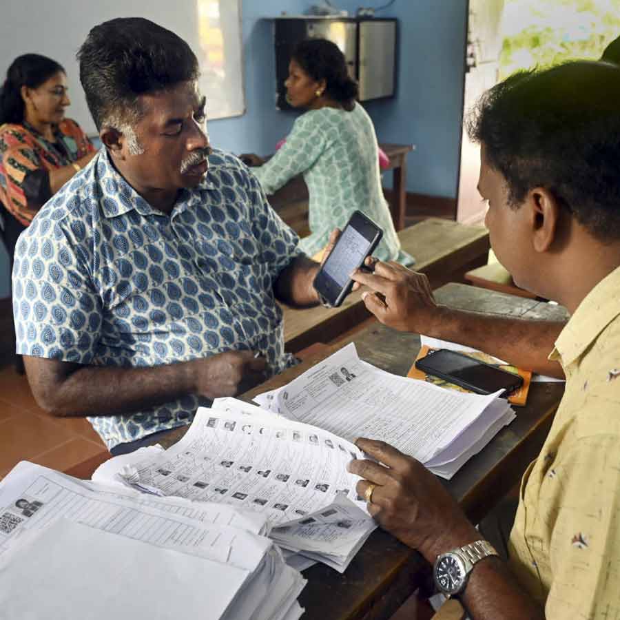 ভোটার তালিকার বিশেষ নিবিড় সংশোধনের কাজ চলছে।