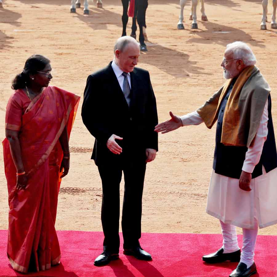 (বাঁ দিক থেকে) দ্রৌপদী মুর্মু, ভ্লাদিমির পুতিন এবং নরেন্দ্র মোদী।