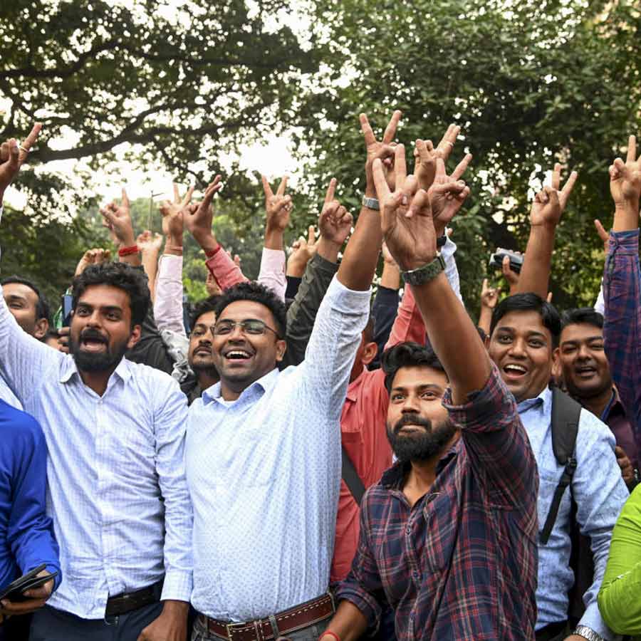 কলকাতা হাই কোর্টের রায় শোনার পর প্রাথমিক শিক্ষকদের উল্লাস। ছবি: পিটিআই।