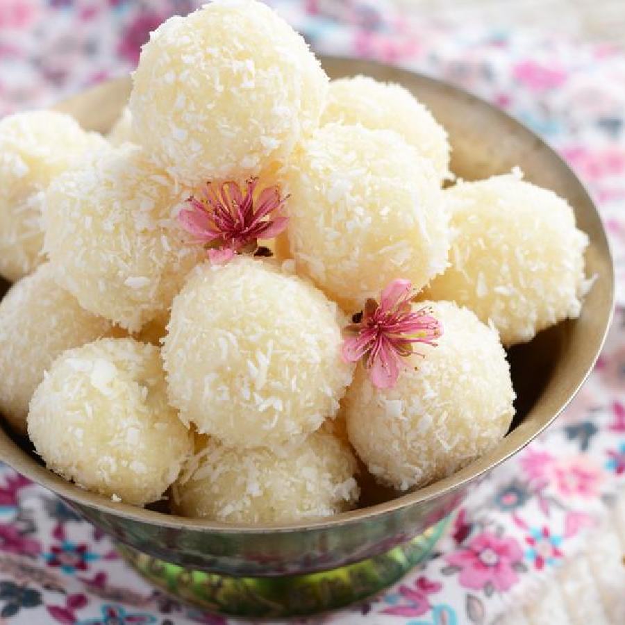 নারকেলের নাড়ু।