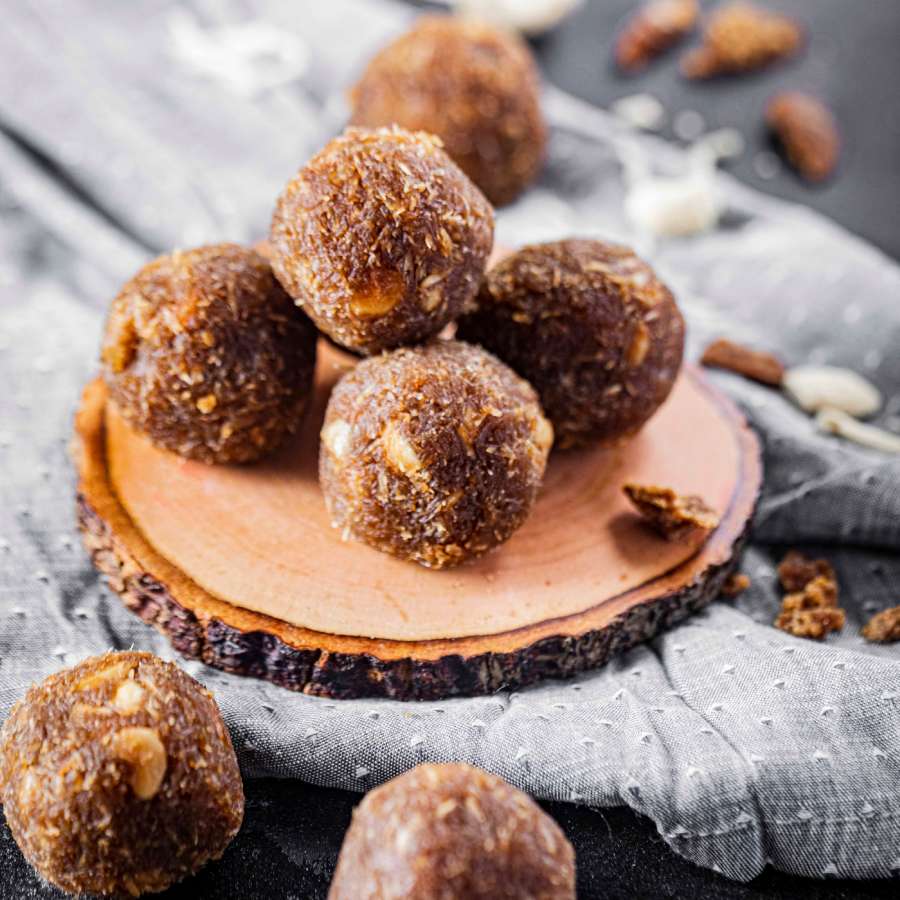 নাড়ু বানান পুষ্টিকর উপকরণ দিয়ে।