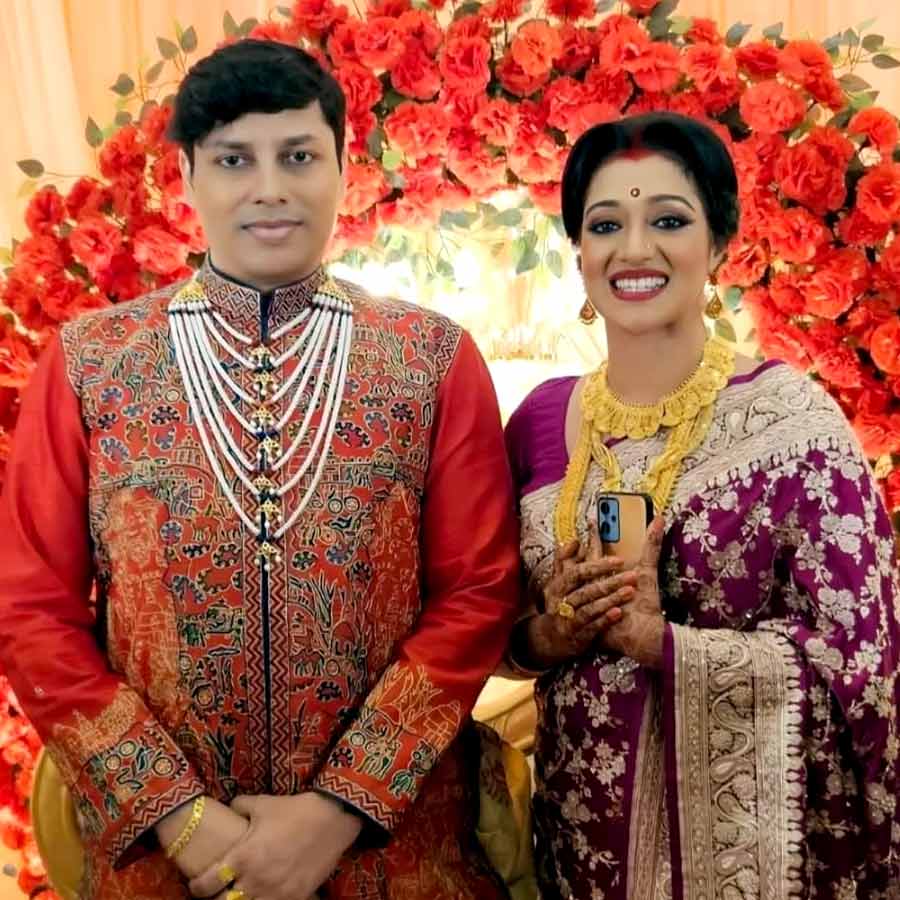 (বাঁ দিকে) সৌম্য রায়, (ডান দিকে) মৌবনী সরকার।