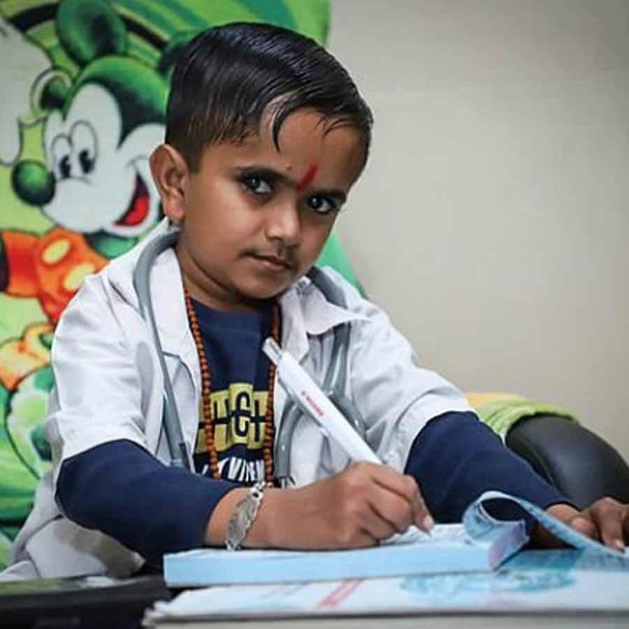 ভাবনগরের হাসপাতালে চিকিৎসক গণেশ বরইয়া।