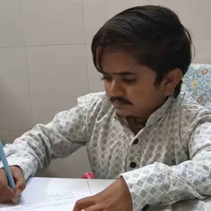 চেম্বারে কর্মরত গণেশ বরইয়া।