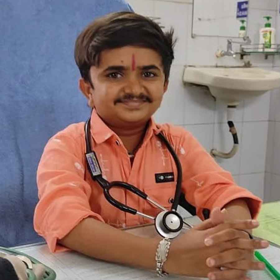 চেম্বারে স্টেথোস্কোপ গলায় বসে গণেশ বরইয়া।