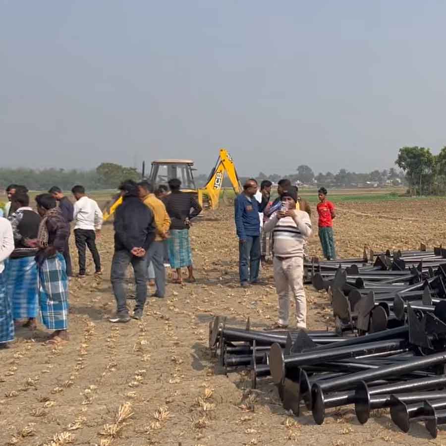 শুক্রবার বেলডাঙার মাঠে চলছে প্রস্তুতিপর্ব।