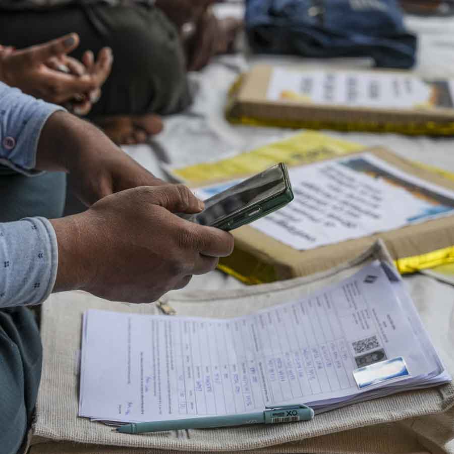 মৃত ভোটারদের তথ্য যাচাইয়ের উপরে জোর দিল কমিশন।