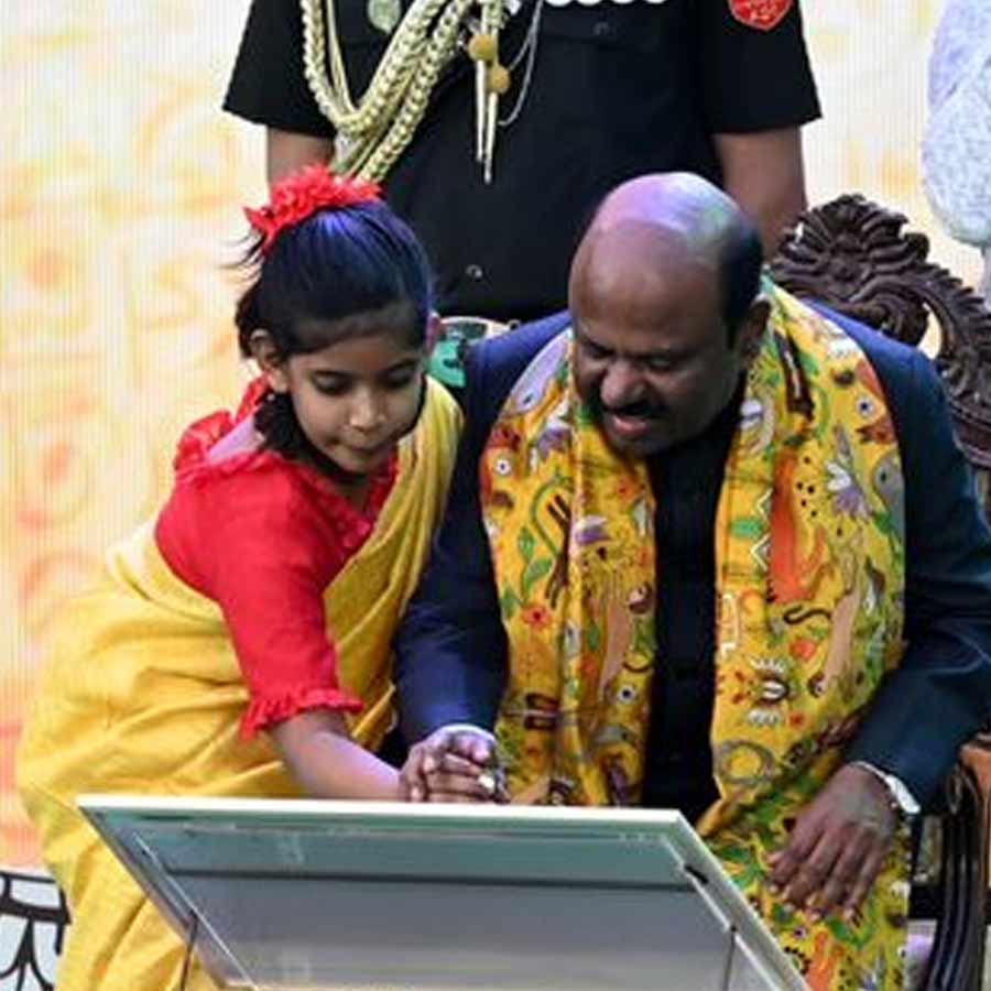 ২০২৩ সালে সরস্বতীপুজোর দিন রাজভবনে রাজ্যপাল সিভি আনন্দ বোসকে হাতেখড়ি দেওয়াচ্ছে এক খুদে।