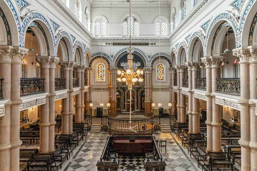 কলকাতার কংক্রিট কাঠামোয় হারাতে বসা সিনাগগটি ঘুরে নিন এই শীতে।