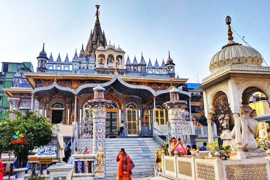 কলকাতার আর পাঁচটি মন্দিরের চেয়ে এর নির্মাণশৈলী একেবারে ভিন্ন।