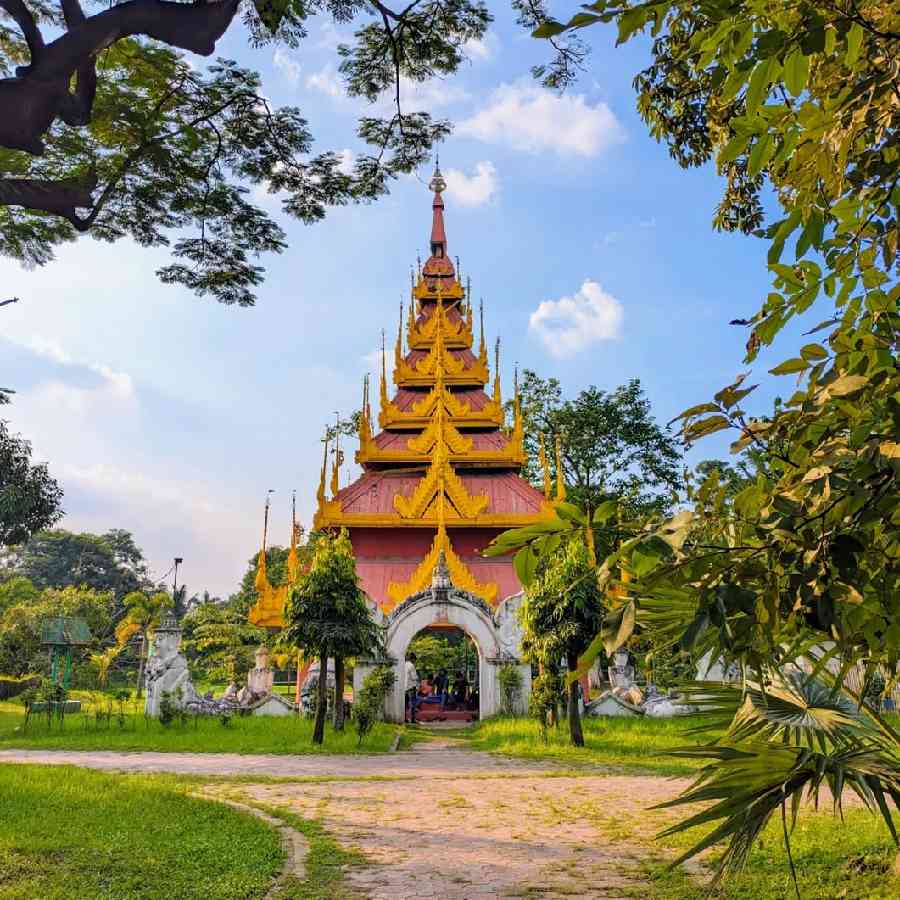 উদ্যানে রয়েছে সুদৃশ্য প্যাগোডা।