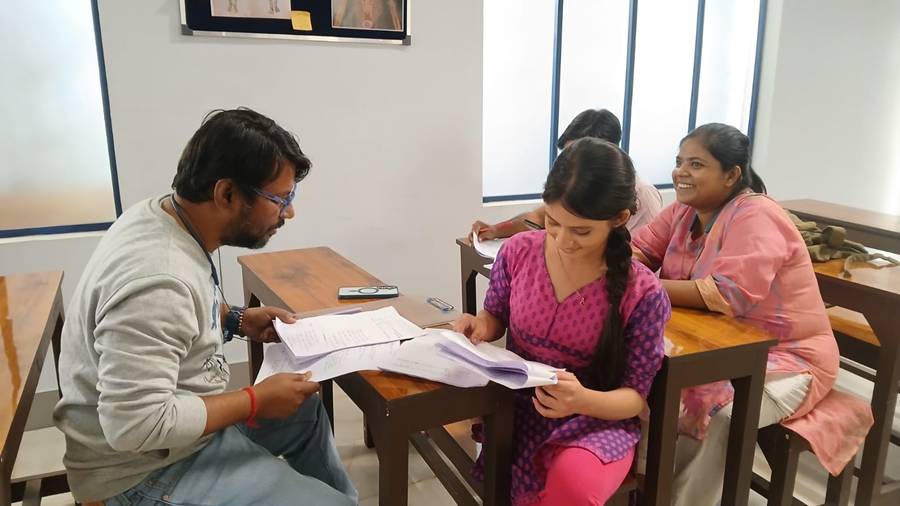 ক্লাসরুমের সেট। সেখানে অভিনেতাদের দৃশ্য বোঝাচ্ছেন সুকমল নাথ।
