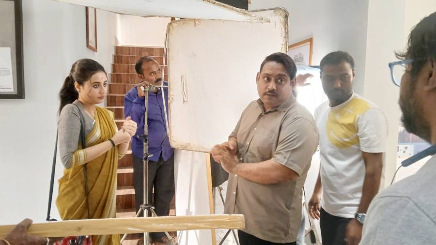 সহ-অভিনেতার সঙ্গে সেটে ‘প্রফেসর বিদ্যা ব্যানার্জি’।
