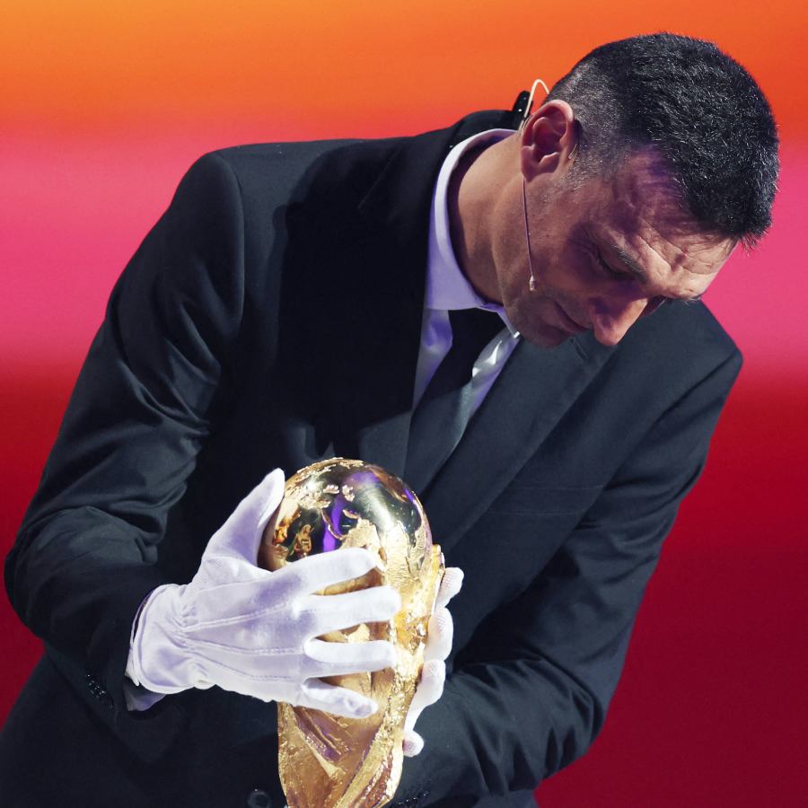 বিশ্বকাপ এনে মঞ্চে রাখছেন গত বারের বিজয়ী আর্জেন্টিনা দলের কোচ লিয়োনেল স্কালোনি।