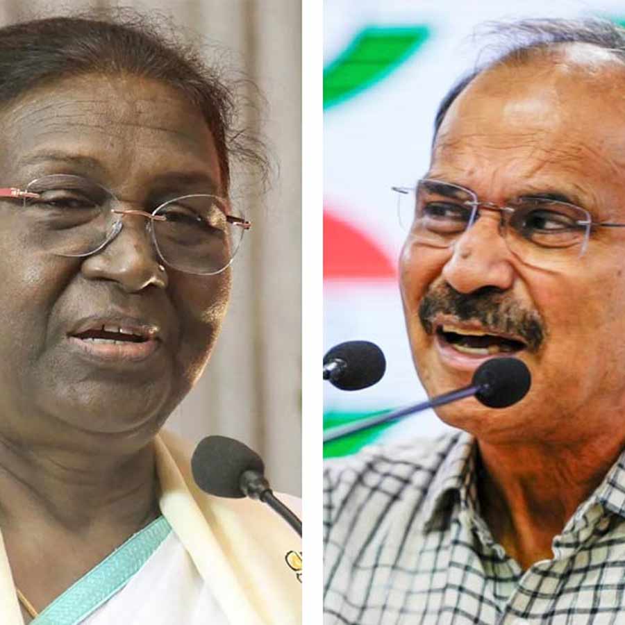 (বাঁ দিকে) রাষ্ট্রপতি দ্রৌপদী মুর্মু এবং কংগ্রেস ওয়ার্কিং কমিটির সদস্য অধীর চৌধুরী। (ডান দিকে)।