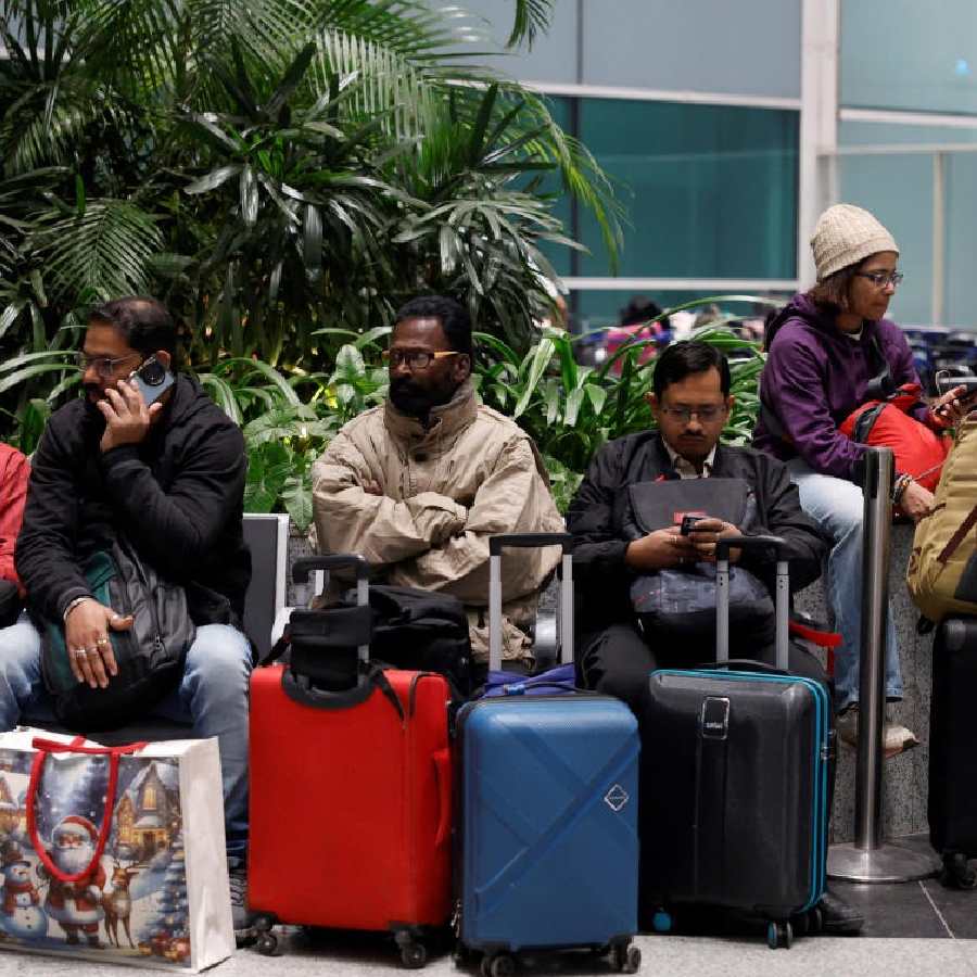 দিল্লি বিমানবন্দরে ইন্ডিগোর উড়ান বাতিলের পর অপেক্ষায় যাত্রীরা।