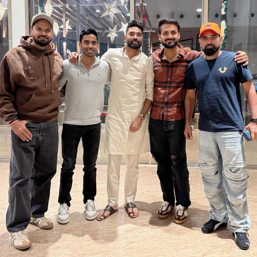 (বাঁ দিক থেকে) মুকেশ কুমার, অভিমন্যু ঈশ্বরণ, মহম্মদ সিরাজ, আকাশ দীপ এবং মহম্মদ শামি।