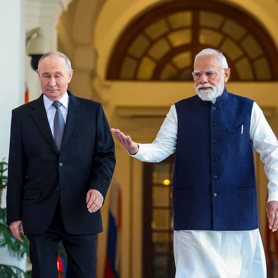 দিল্লির হায়দরাবাদ হাউসে বৈঠকের আগে রুশ প্রেসিডেন্ট ভ্লাদিমির পুতিনের সঙ্গে প্রধানমন্ত্রী নরেন্দ্র মোদী।