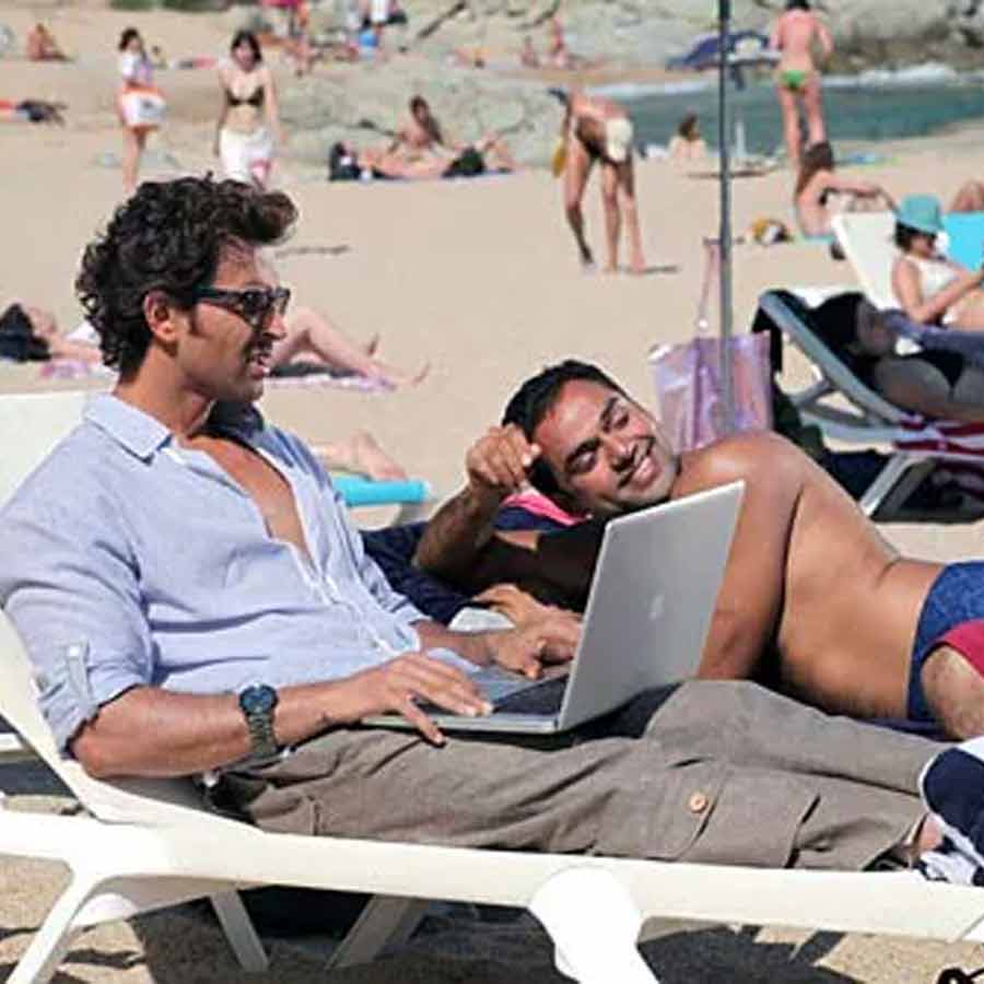 ‘জিন্দেগি না মিলেগি দোবারা’ ছবিতে ছুটিতে গিয়েও কাজে ব্যস্ত হৃতিক।