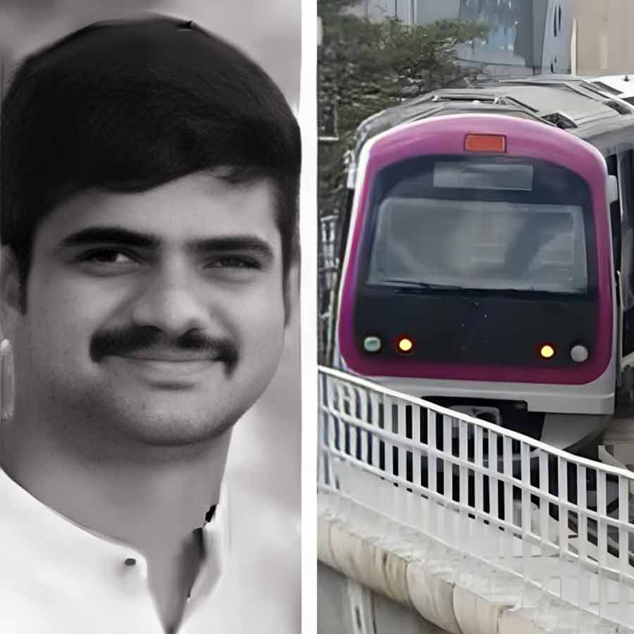 মেট্রোর সামনে ঝাঁপ দিয়ে আত্মহত্যা ইঞ্জিনিয়ারের। ছবি: সংগৃহীত।