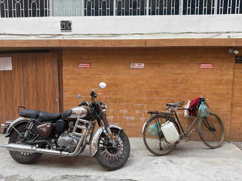 ‘চিত্তনিবাস’-এর সামনে বাইক এবং সাইকেল দাঁড় করানো হয়েছে।