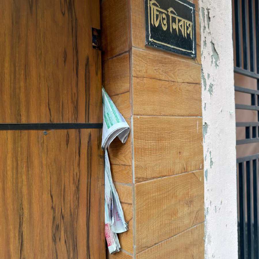 ‘চিত্তনিবাস’-এর দরজার ফাঁকে গোঁজা বিদ্যুতের বিল।