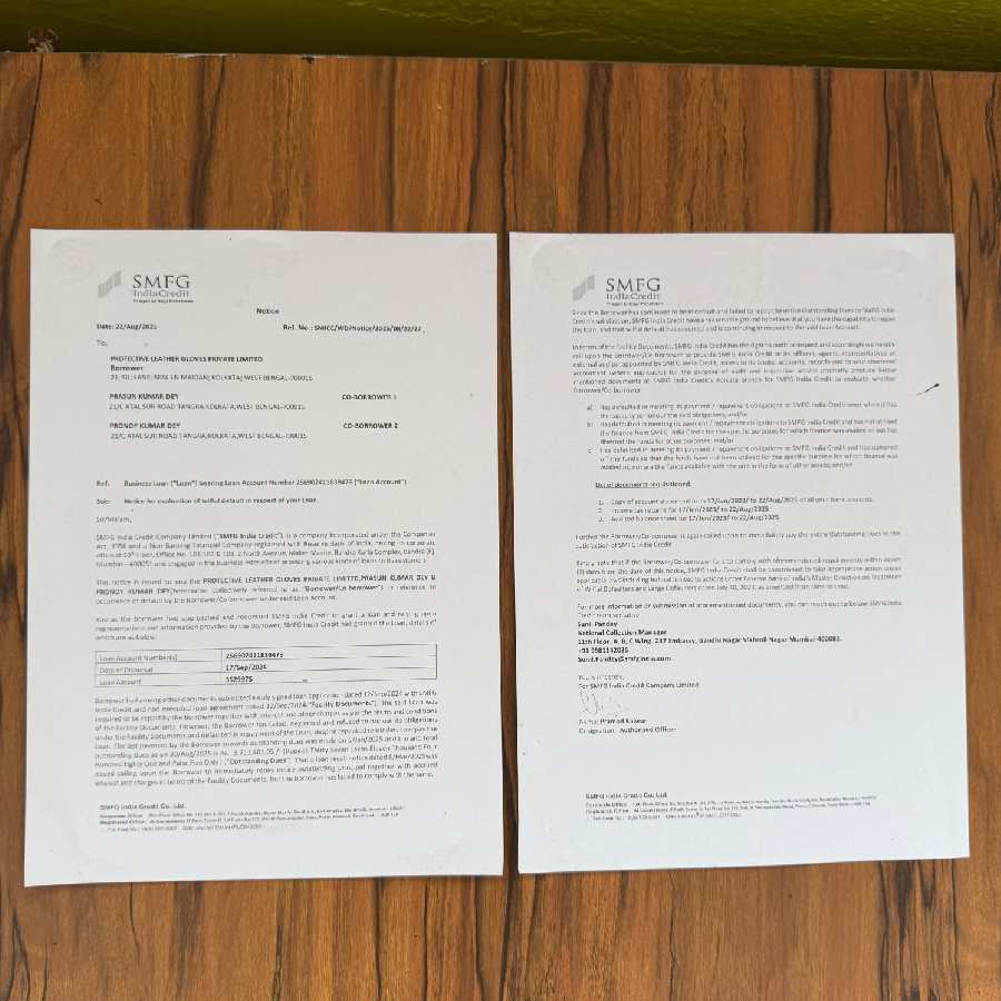 দে বাড়ির দরজায় সাঁটা ঋণখেলাপির নোটিস।