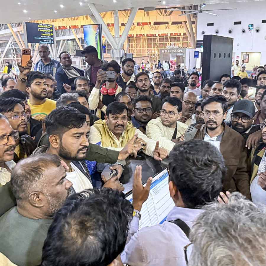 পর পর বিমান বাতিলের জেরে বিমানবন্দরে বিক্ষোভ দেখাচ্ছেন যাত্রীরা।