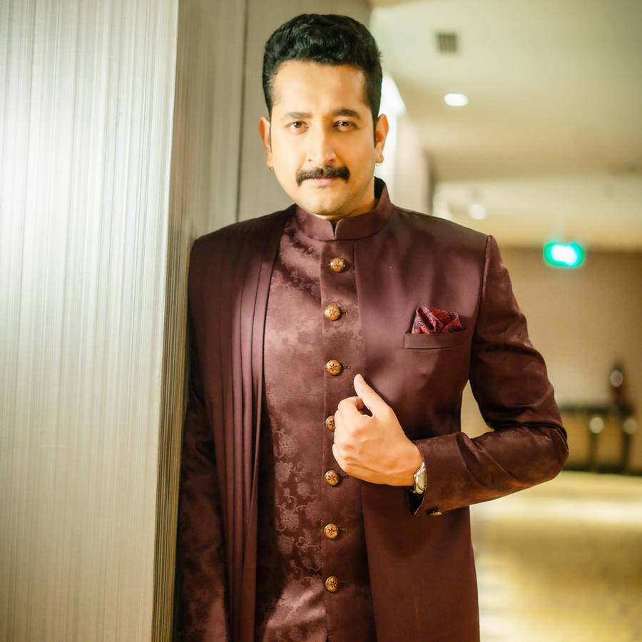 কাজের ছন্দে পরমব্রত চট্টোপাধ্যায়।