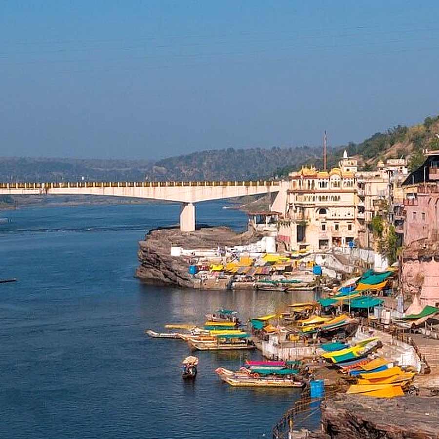 মধ্যপ্রদেশের খান্ডওয়া জেলায় নর্মদা নদীর উত্তরে রয়েছে ওঙ্কারেশ্বর মন্দির।