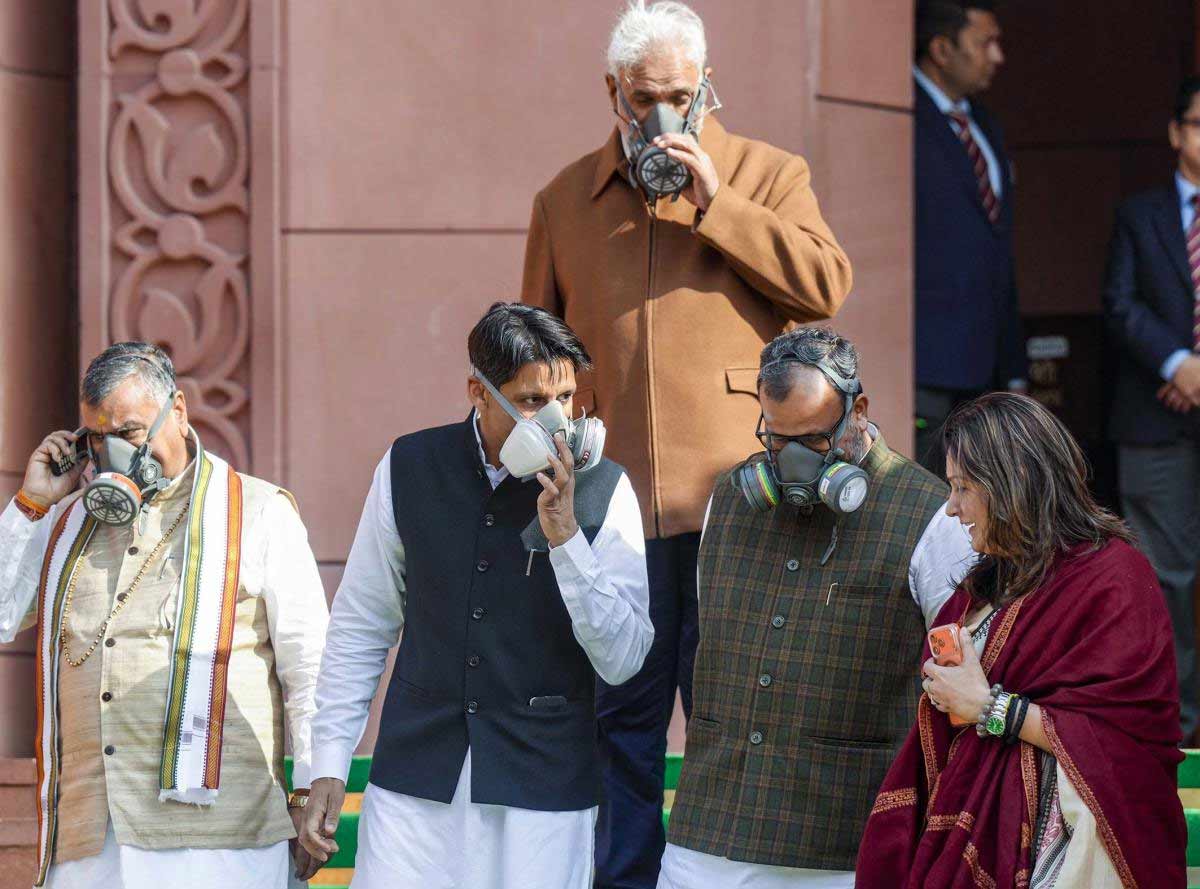 সঙ্কট: দূষণের দাপটে সংসদের শীতকালীন অধিবেশনে নানাবিধ মাস্কের ভিড়।