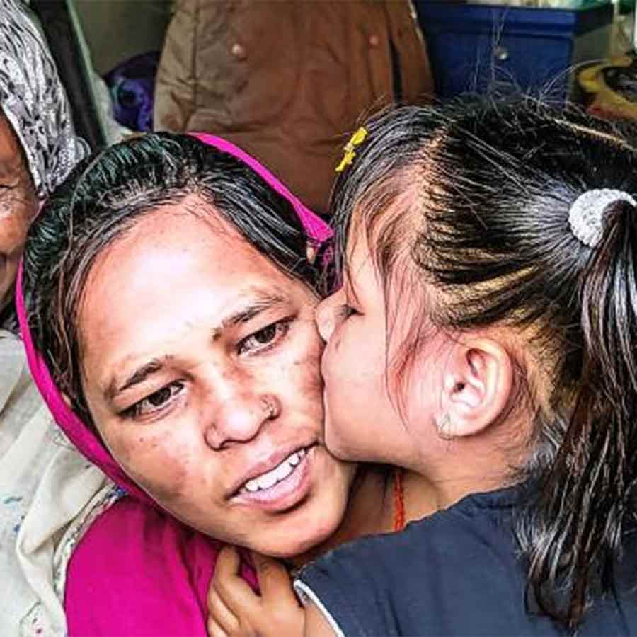 ছ’মাস পরে মাকে পেয়ে আদর মেয়ের। শনিবার বীরভূমের পাইকরে, সোনালি বিবিকে দেখতে পেয়ে অ্যাম্বুল্যান্সেই ঝাঁপিয়ে পড়ে মেয়ে।