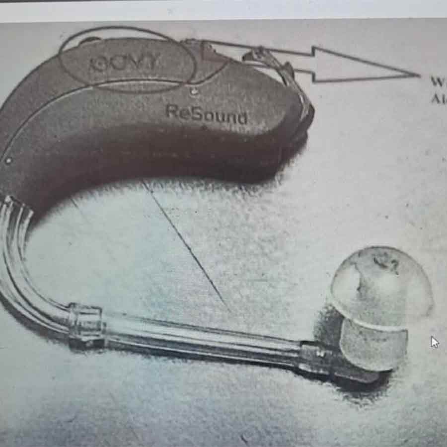 রোগীর কাছে বিক্রি করা শ্রবণযন্ত্রে সরকারী ছাপ মারা।