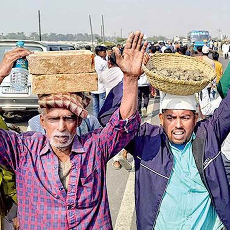 নির্মাণসামগ্রী নিয়ে শিলান্যাসের জায়গায়।