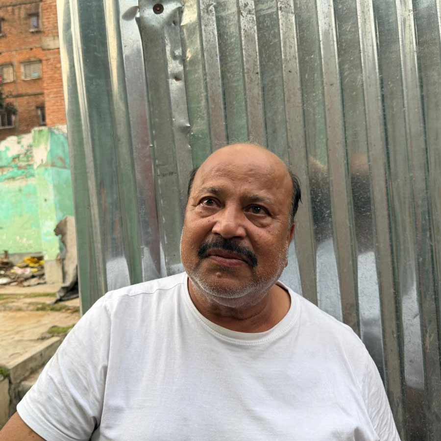 আজ়হার মোল্লা বাগানের বাসিন্দা সাগির আহমেদ, বহুতল ভেঙে তাঁর পরিবারের চার জন মারা গিয়েছেন।